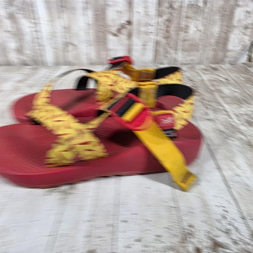 Chaco Z1 Classic Mens 8 Sport Sandals Red Yellow Chili Pepper Print Strappy